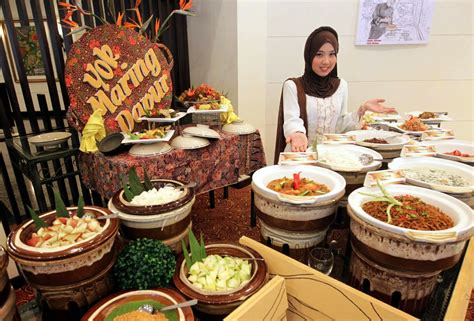 The latter came in a claypot where rice was.cooked with the teratai leaves. Shah Alam Lunch Restaurant - Soalan 84