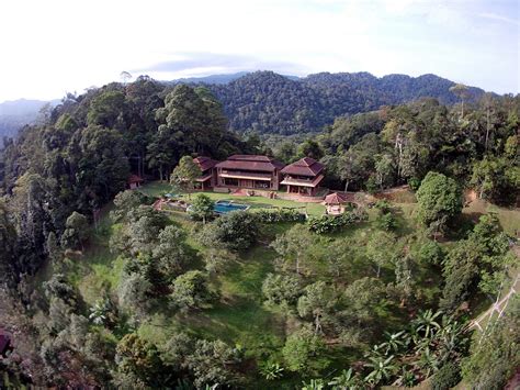 Dibina di puncak bukit yang menyegarkan dengan pemandangan gunung kinabalu yang sangat mengagumkan, disertakan pemandangan. Traditional Villas in the Hills at Puncak Rimba, Bentong ...