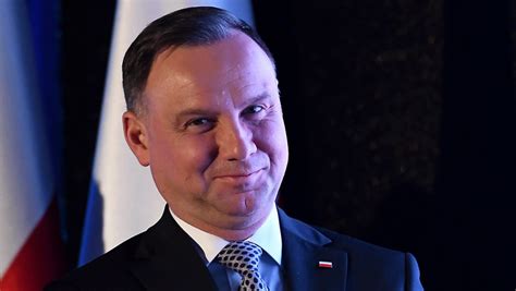Moment był szczególny, ponieważ duda mógł się po raz pierwszy zobaczyć z. Andrzej Duda wrzucił zdjęcie na Instagram z nawiązaniem do ...