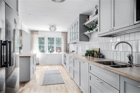 You can choose to mount the door on the right or left side. Carolina: Ikea Kök Lerhyttan Grå