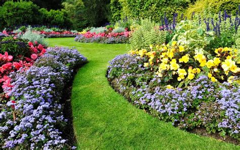 Landscaping ideas for a big front yard. Winter Gardening Tips: Winter is Coming - Is Your Garden ...