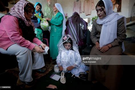 afghan bride zahara get sready for the wedding ceremony surrounded by news photo getty images