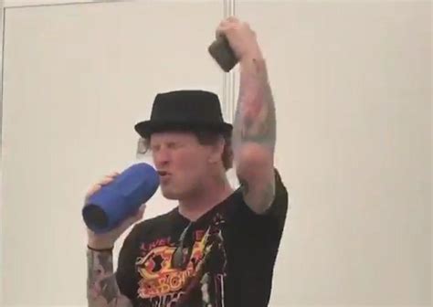 Auch die nu metal gruppe linkin park veröffentlicht ihr zweites album meteora. Corey Taylor präsentiert seine besten Tanzmoves hinter der ...