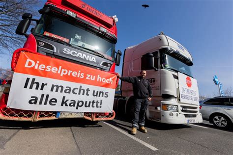 Spritpreis-Proteste: Lkw-Fahrer verlangsamen Verkehr um Berlin