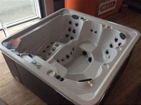 Arctic Spa Grizzly 8ft X8ft Hot Tub Used Excellent Condition For Sale From United Kingdom