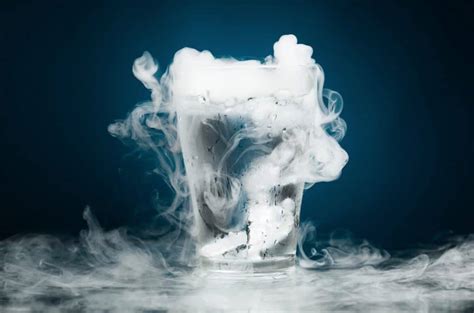 Vapor De Agua Subindo E Formando Nuvens