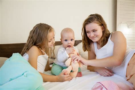 Trois Petites Filles Soeurs Jouent Dans La Chambre Sur Le Lit Le Matin Photo Stock Image Du