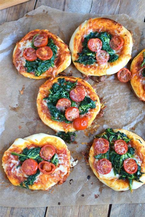 Spinat Pizza mit Käserand Spinach Pizza with cheese crust