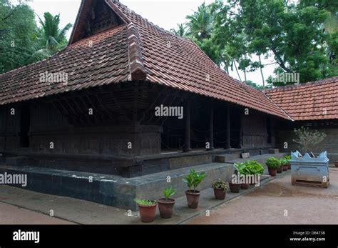 Get Traditional Nalukettu Homes In Kerala
