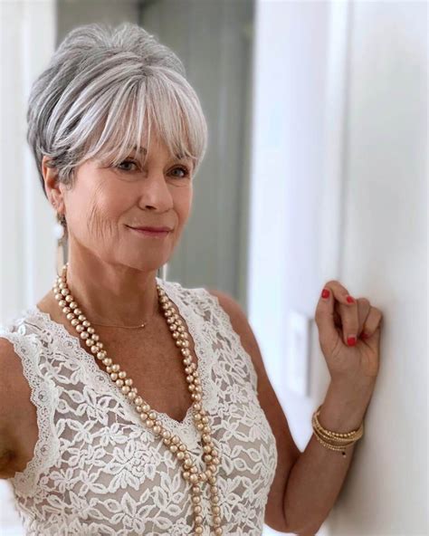 Bring your usual style to new heights with contrasting lines. Best Short Hairstyles For Women Over 60 - Petanouva in 2020 | Short hair over 60, Short thin ...