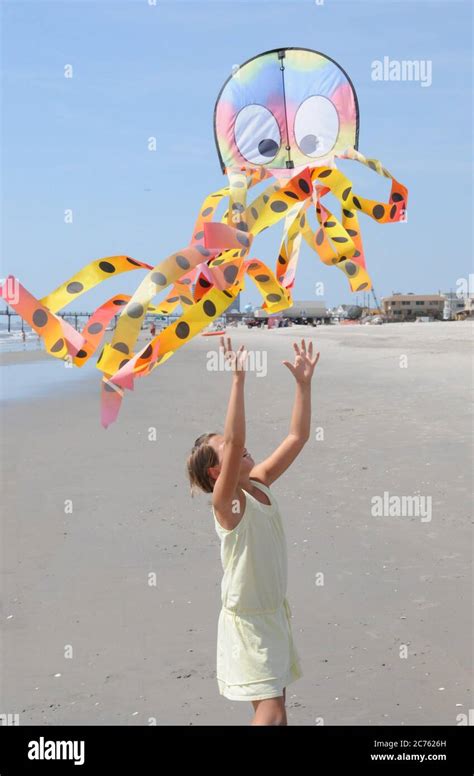 Jeune Fille Voler Un Cerf Volant Banque Dimage Et Photos Alamy