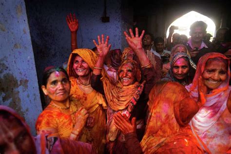 Ap Photos Hindus Celebrate Holi In Burst Of Color