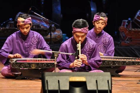Jengglong adalah salah satu jenis alat musik tradisional yang berasal dari daerah jawa barat. 18 Jenis Alat Musik Tradisional Nusantara Berbagai Suku — CMN