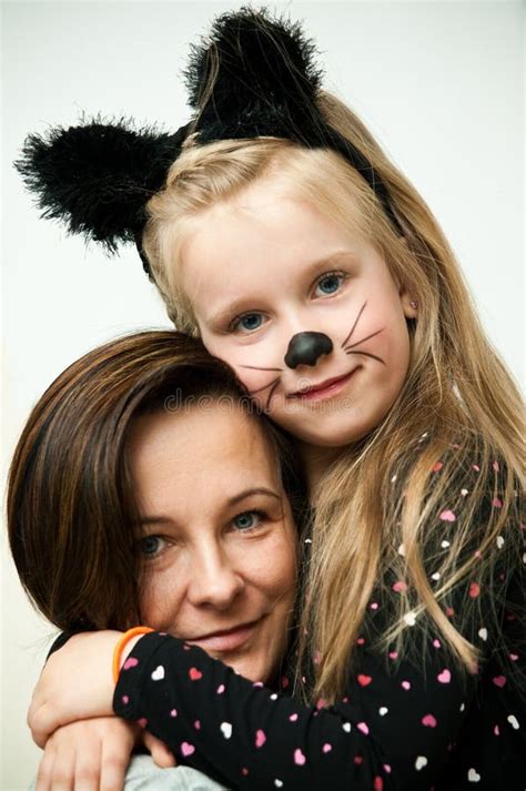 Retrato De Madre E Hija Que Se Quedan En Casa Abrazando Y Contenta