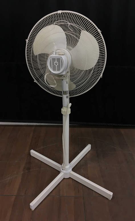 Lot Windemere Oscillating Stand Fan