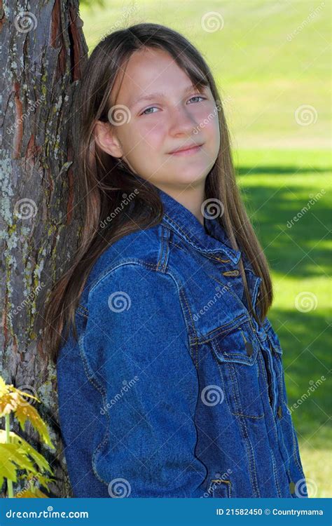 Fille De La Pr Adolescence Dans La Jupe De Denim Photo Stock Image Du Jeune Bleu