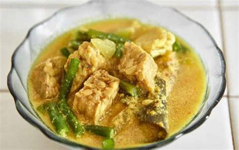 Sayur lodeh is an indonesian vegetable soup prepared from vegetables in coconut . Di Balik Legenda Sayur Lodeh yang Mengusir Wabah di Yogyakarta