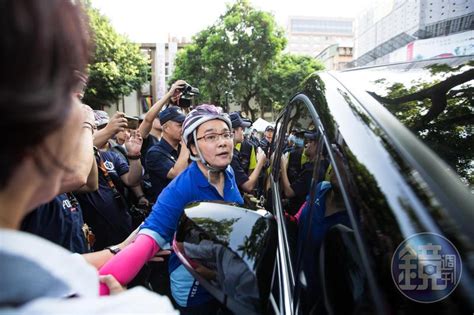 以下列表整理在 ptt 常用的臺灣政治人物（1949年中華民國政府遷台後）的綽號代稱或相關梗，大部分在八卦板或政黑板等 板面 產生。 手伸林昶佐褲袋仍拒道歉 陳玉珍：戰場沒有分男女