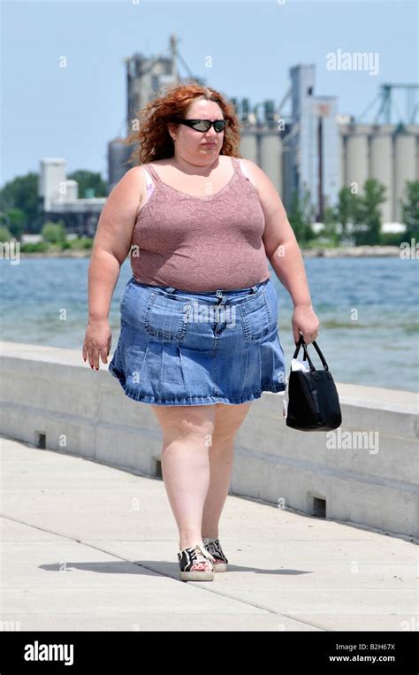 fat femmes obèses walking photo stock alamy