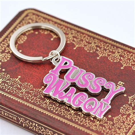1pc Hot Movie Kill Bill Pussy Wagon Pendant Key Ring Key Chain Pink Color Letters Keychain