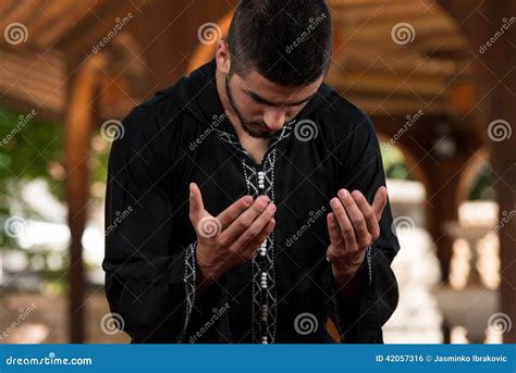 homme musulman dans dishdasha priant à la mosquée photo stock image du culture lumineux 42057316