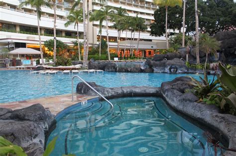 A luxury resort with the most amazing infinity pool on the island, which overlooks the beach.the bar and nightclub at the sheraton is a great place to relax after a long day of island adventures. Sheraton Waikiki Staycation - Pulpconnection