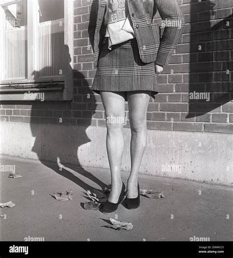 Beine Frauen Weibliche Nylonstrümpfe Fotos Und Bildmaterial In Hoher Auflösung Alamy