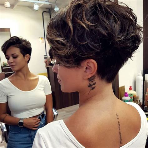 You can try out a variety of short curly hairstyles like the short curly pastel colored pixie hair cuts, chin length curly bob haircuts, cute short curly bobs, short curly layered haircuts and more. 20 Charmant Kurze Frisuren für 2019 - 2020 | Frisuren ...
