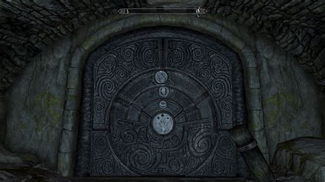 I used the sapphire claw, and got down there, but i found the. skyrim - How do I open this door in Shroud Hearth Barrow ...