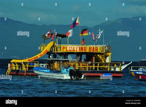 Bar Galleggiante Puerto Galera Sabang Filippine Foto Stock Alamy