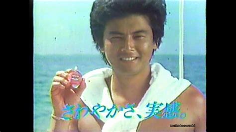 三浦友和，日本演员。 三浦友和与山口百惠合作过多部电影、电视剧。 1974年和山口百惠合作了第一部作品《伊豆的舞女》。 1980年与山口百惠结婚并再度合作主演了《古都》。 山口百惠告别演艺生涯后. 1978-1995 三浦友和CM集 - YouTube