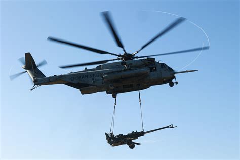 CH-53E Super Stallion lifts an M777 Howitzer [5472x3648] : r/Land_Air