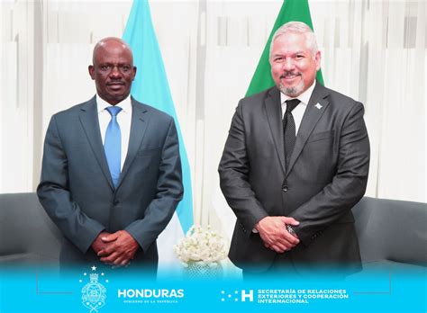 Canciller Reina Recibe Copias De Estilo Del Embajador De Nigeria En