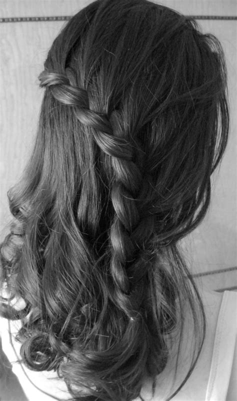 A Waterfall Braid Hairstyles For Round Faces Hairstyles Haircuts Pretty Hairstyles Braided