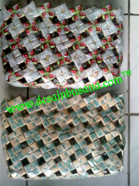 Anyaman sering kali dibuat dari bahan yang berasal dari tumbuhan, tetapi serat plastik juga dapat digunakan. jendelahuruf