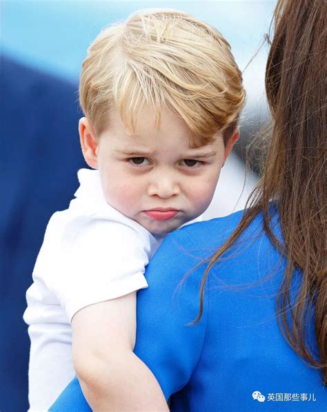 各种嫌弃！英国王室又多一个臭脸宝宝，这不爽的小表情，跟乔治神同步啊凤凰网