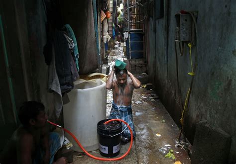 Amid Virus Those In Indias Largest Slum Help One Another Ap News