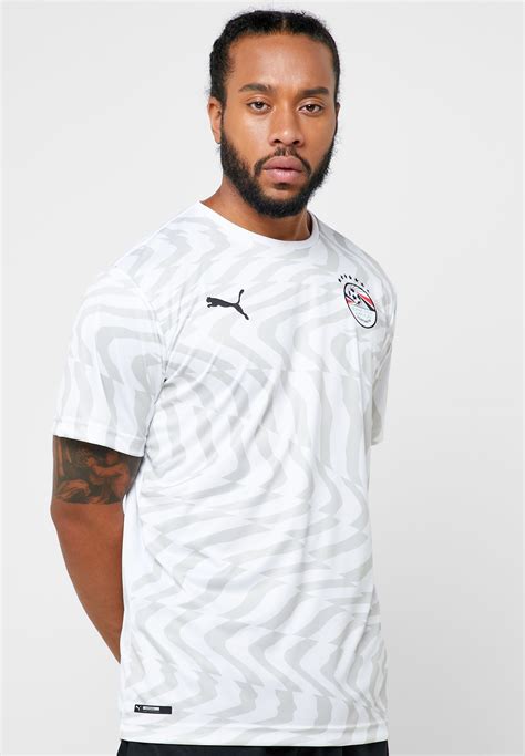 مباراة ليبيا وتونس (صفحة الاتحاد الليبي لكرة القدم عبر فيسبوك). تسوق تيشيرت بشعار منتخب مصر لكرة القدم ماركة بوما لون أبيض في الرياض وجدة | 75791802