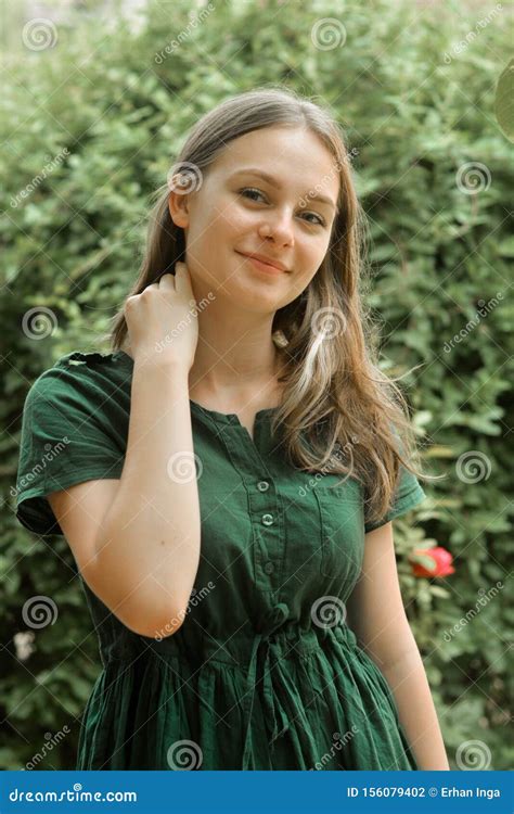Retrato De La Sonrisa Feliz De La Niña Una Adolescente Guapa Natural De La Edad Del Pelo Rubio