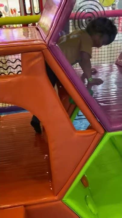 Children play. Игры в торговом развлекательном центре. Всё для детей ...