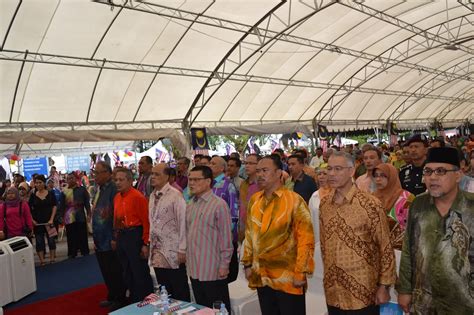 Ibarat besi dengan besi, tak semestinya serasi. Khabar Pahang: Penyertaan berat sebelah!