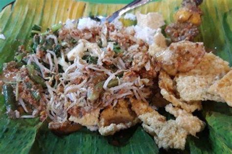 Meski bukan makanan khas mojokerto, nasi pecel mbak toety wajib masuk ke dalam daftar wisata. Warung Nasi Pecel Madiun - Warung Nasi