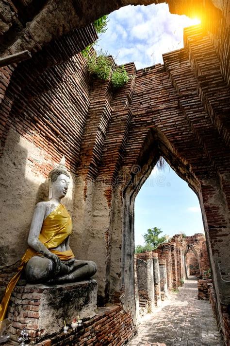 Bouddha Antique Et Vieux Mur De Briques Sur Les Monuments Antiques Qui