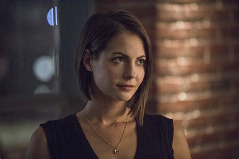 Arrow Season 3 Midseason Finale Review Sara Lances Killer Revealed Is Oliver Queen Dead