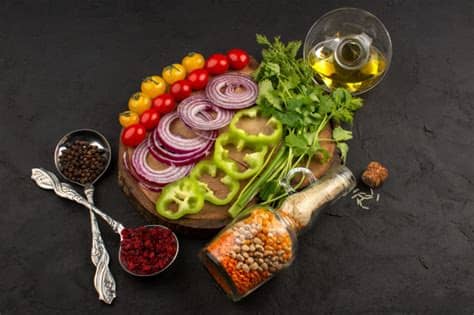 Entra y descubre qué pasos debes seguir para lograrlo. Vista superior verduras frescas en rodajas coloridas y ...