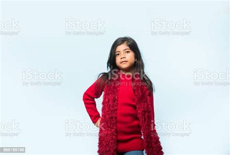 Wesoła Indyjska Dziewczyna Dziecko Z Mikołajowym Kapeluszem Pozującym