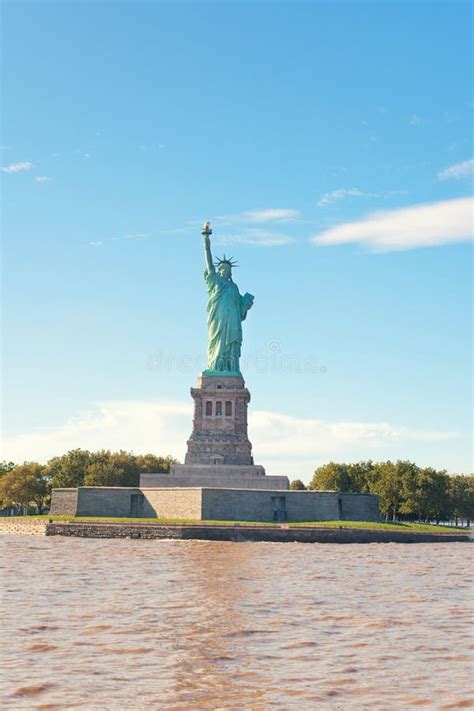 Estatua De La Libertad Y De La Puesta Del Sol De New York City Foto De