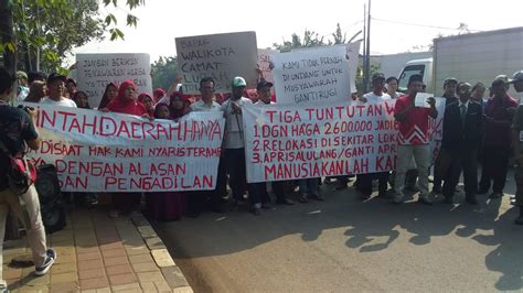 Warga Kecamatan Benda Unjuk Rasa Tuntut Ganti Rugi Pembangunan Jalan Tol Klik Terus