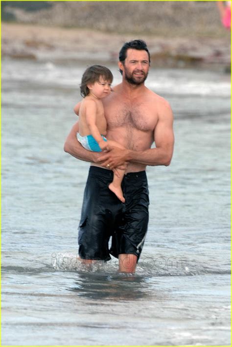 Our hugh jackman biography tells you facts about his childhood story, early life, parents, family, wife, children, lifestyle, net worth and personal life. Hugh Jackman's Beach Bonding With Kids: Photo 196051 | Ava ...