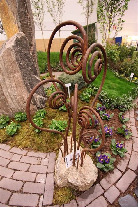 Metal Landscape And Garden Decor Creates A Lovely Counterpoint To The